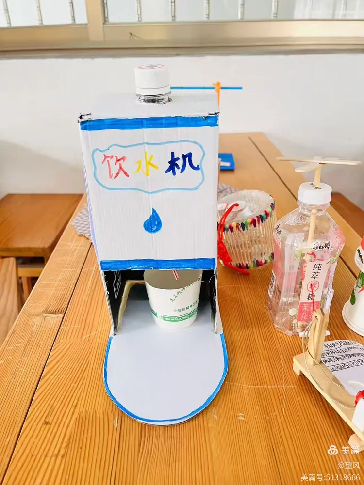 参赛的作品多以身边闲置的物品为主要材料,同学们的作品包含了丰富的